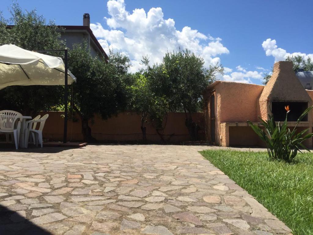 Appartamenti In Villa Con Ampio Giardino Esterno Posada  Extérieur photo