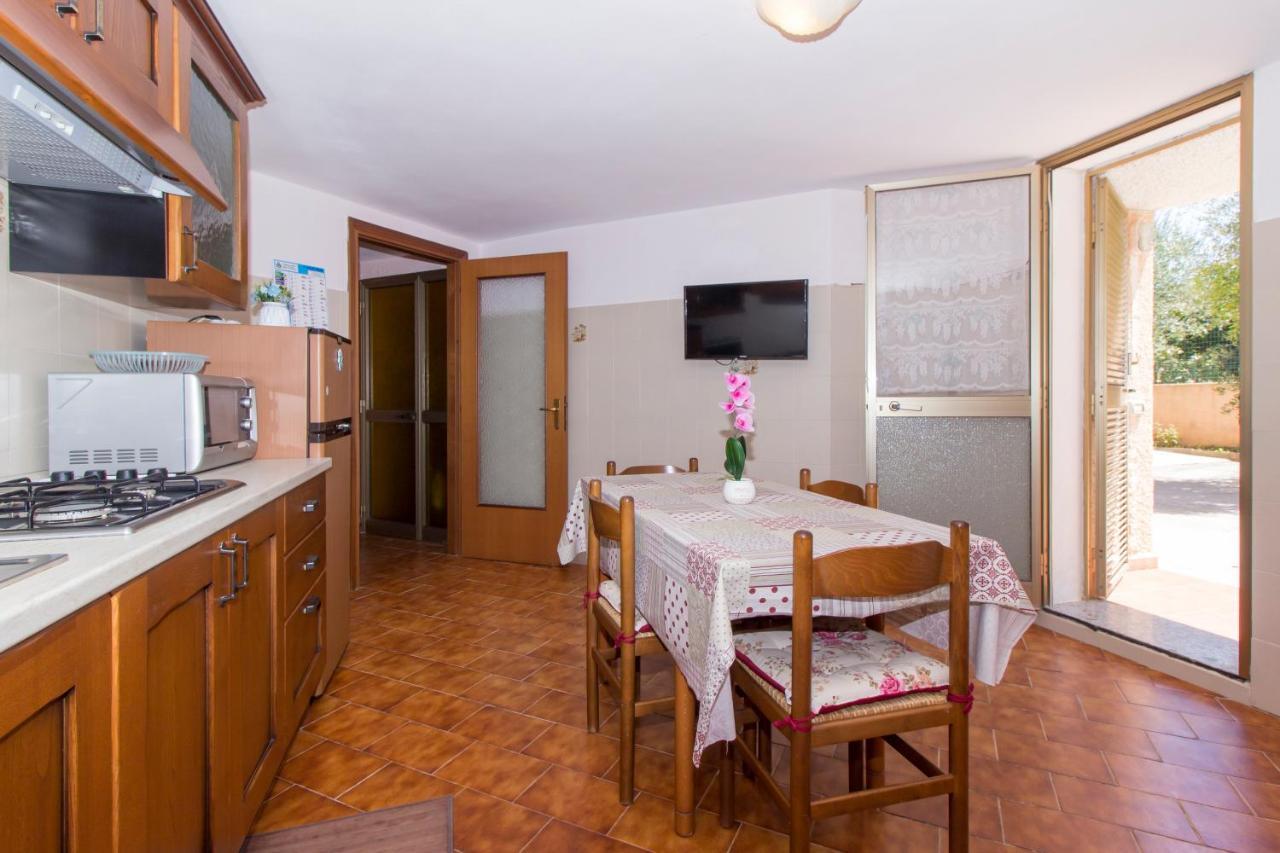 Appartamenti In Villa Con Ampio Giardino Esterno Posada  Extérieur photo