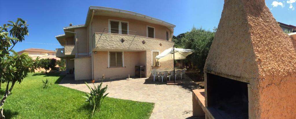 Appartamenti In Villa Con Ampio Giardino Esterno Posada  Extérieur photo
