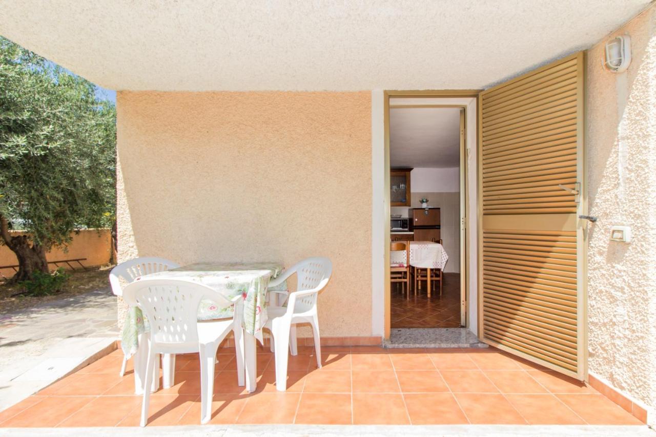 Appartamenti In Villa Con Ampio Giardino Esterno Posada  Extérieur photo