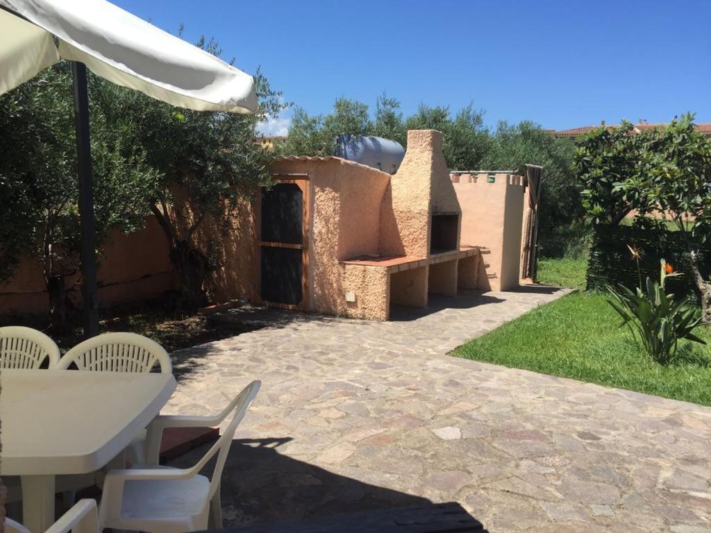 Appartamenti In Villa Con Ampio Giardino Esterno Posada  Extérieur photo