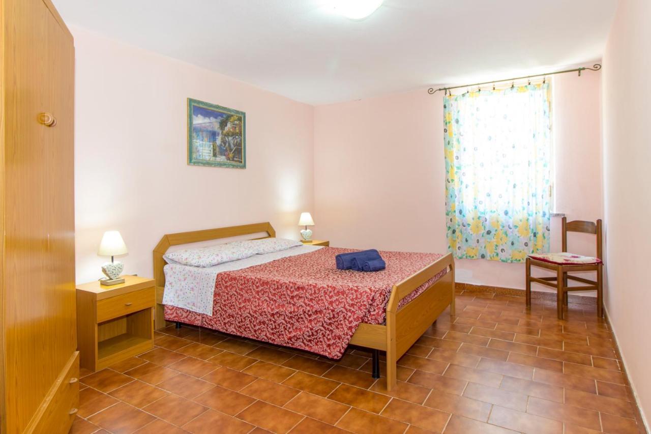 Appartamenti In Villa Con Ampio Giardino Esterno Posada  Extérieur photo