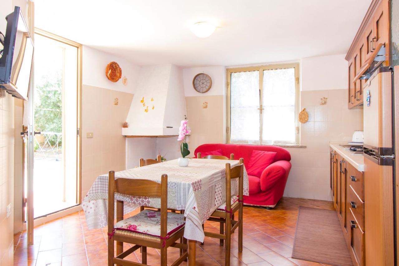 Appartamenti In Villa Con Ampio Giardino Esterno Posada  Extérieur photo