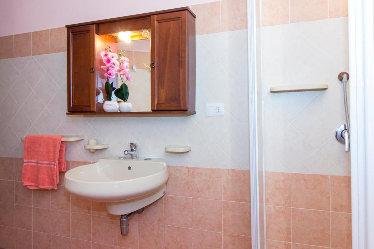 Appartamenti In Villa Con Ampio Giardino Esterno Posada  Extérieur photo