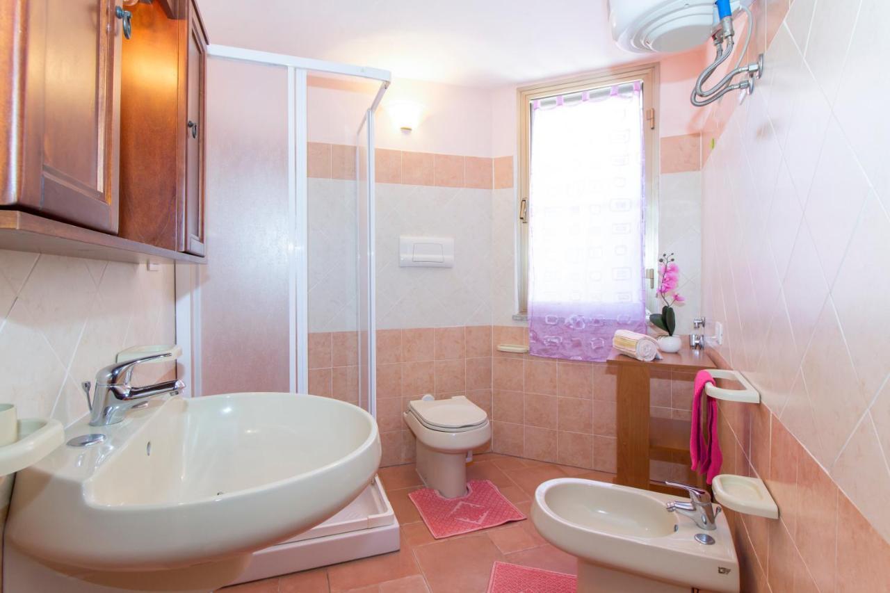Appartamenti In Villa Con Ampio Giardino Esterno Posada  Extérieur photo
