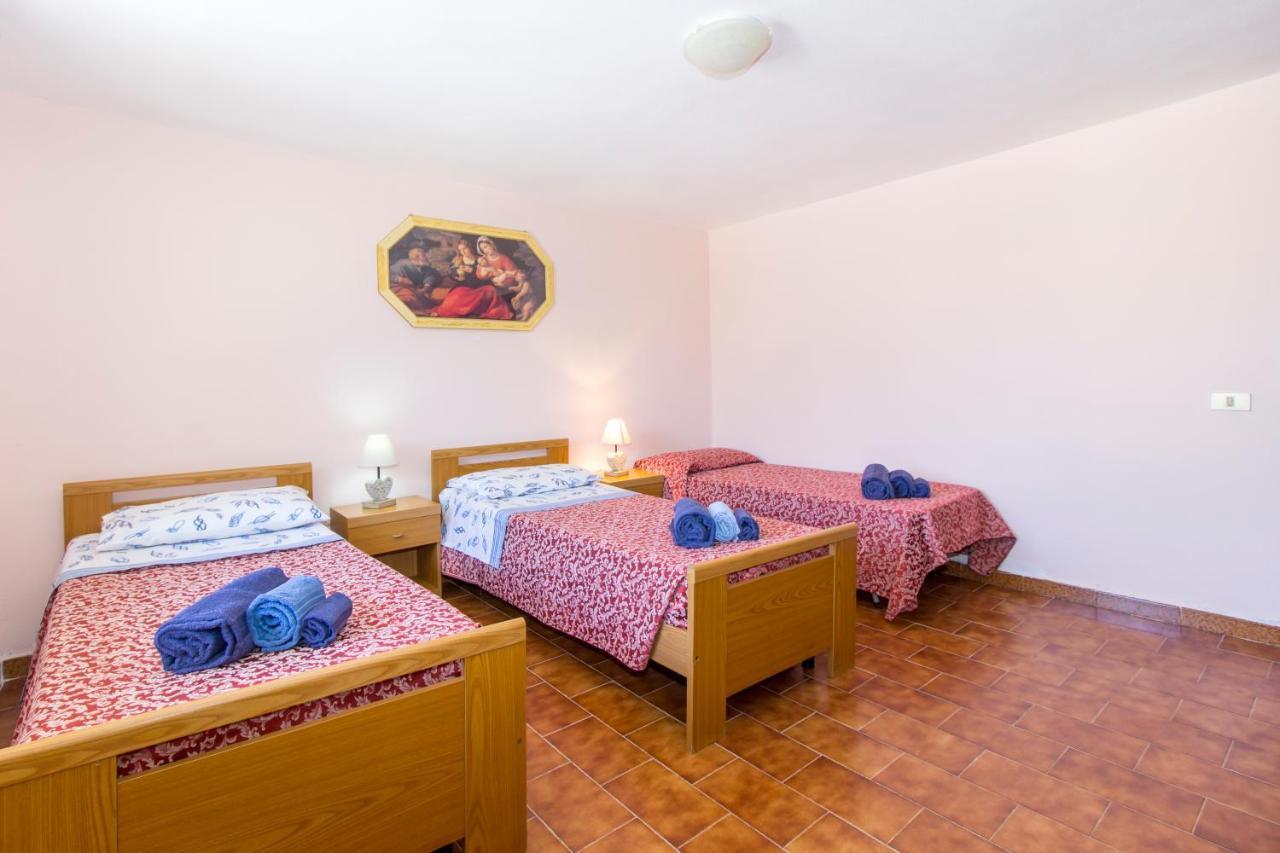 Appartamenti In Villa Con Ampio Giardino Esterno Posada  Extérieur photo