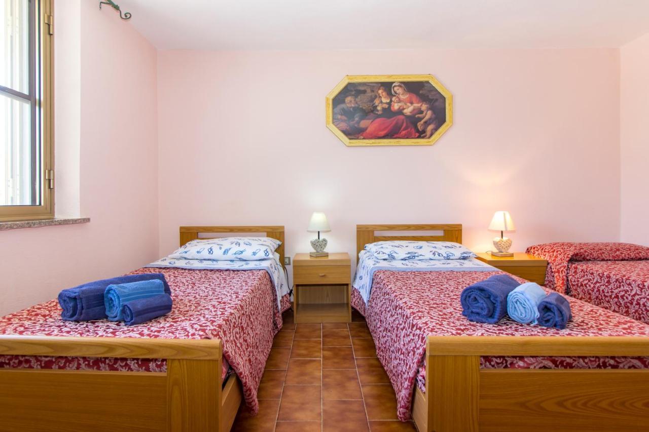 Appartamenti In Villa Con Ampio Giardino Esterno Posada  Extérieur photo