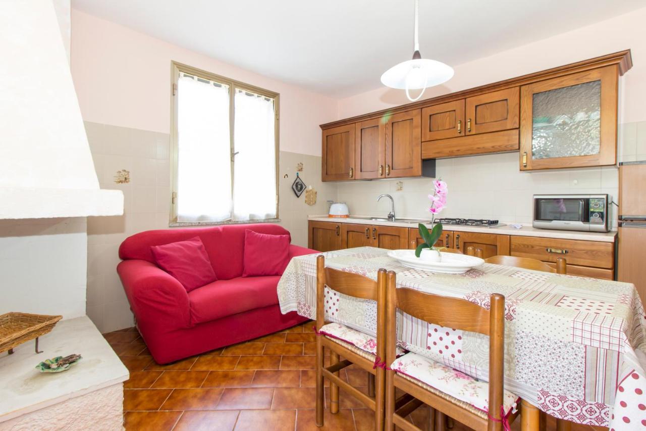 Appartamenti In Villa Con Ampio Giardino Esterno Posada  Extérieur photo