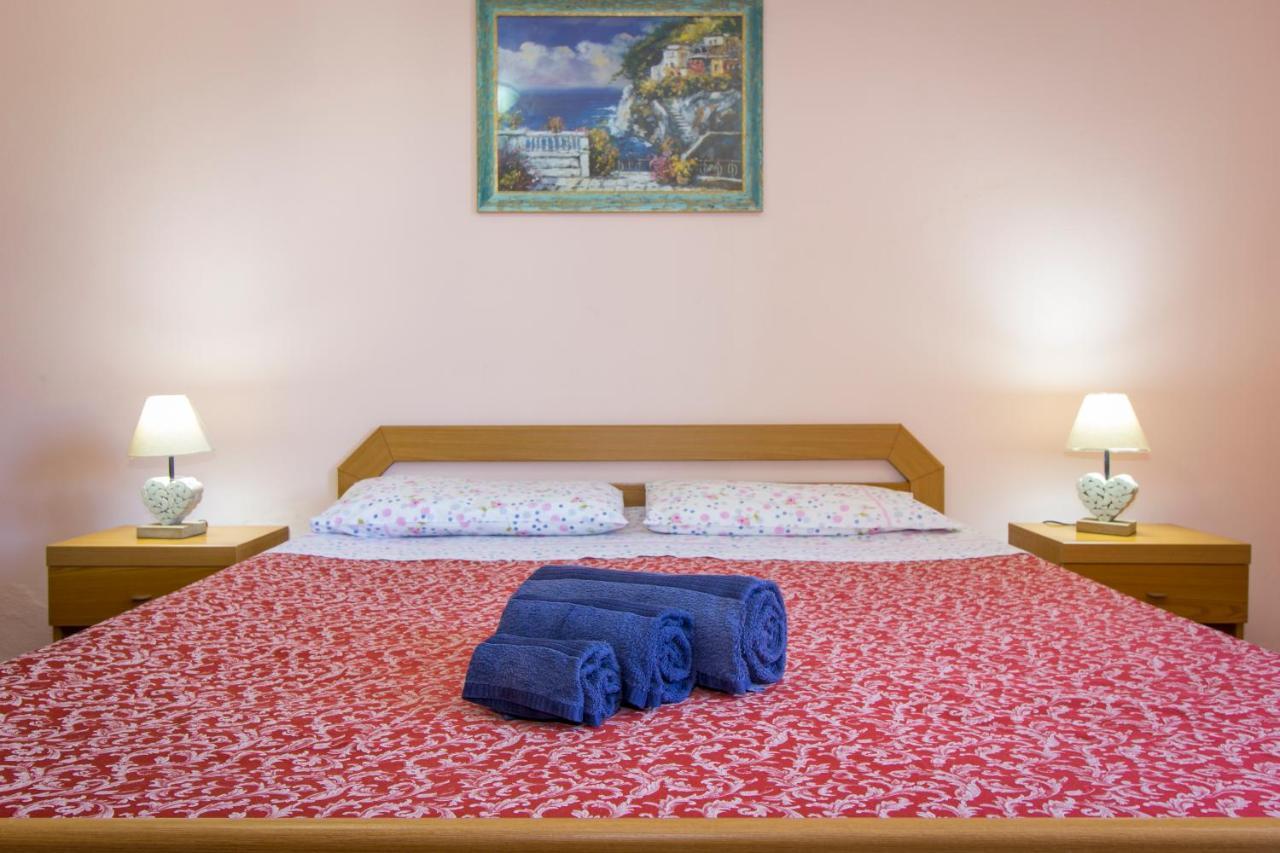 Appartamenti In Villa Con Ampio Giardino Esterno Posada  Extérieur photo