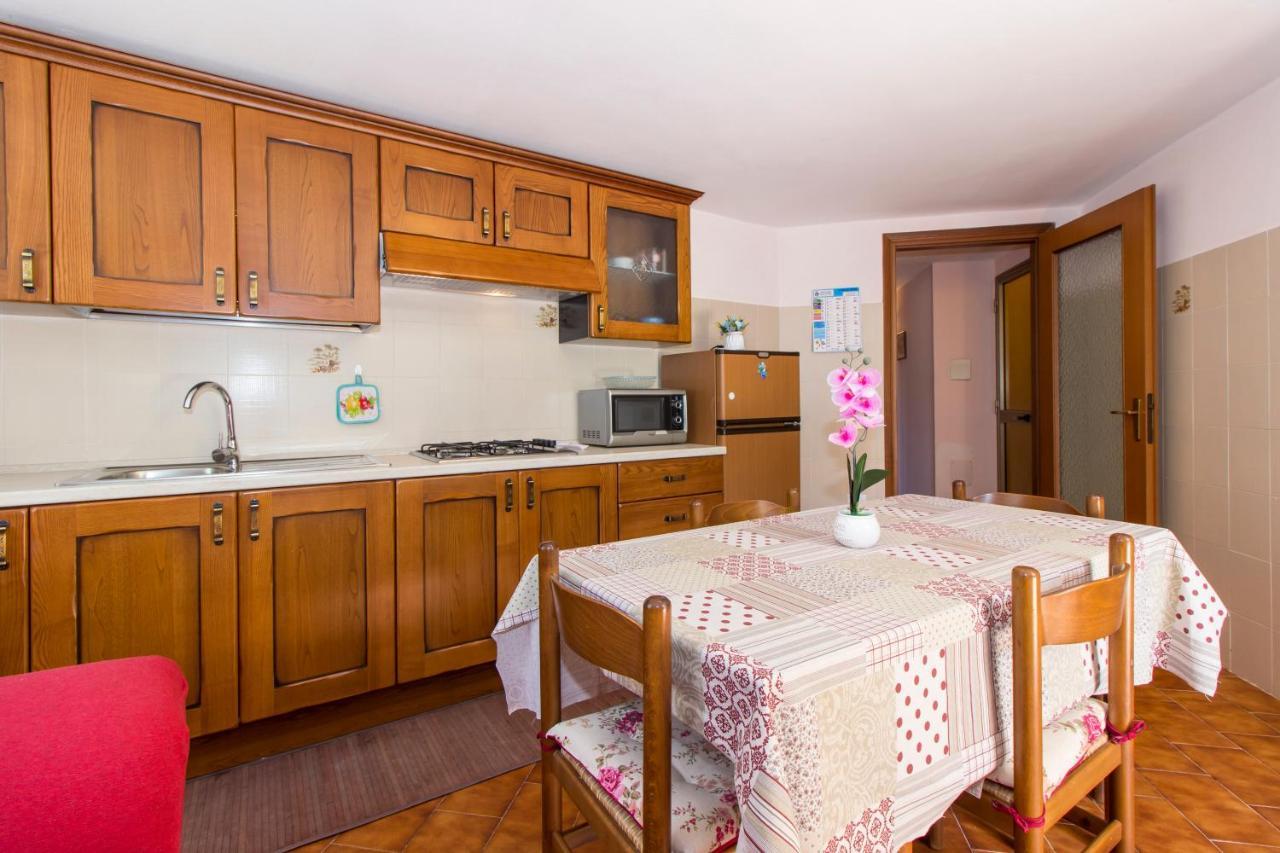 Appartamenti In Villa Con Ampio Giardino Esterno Posada  Extérieur photo