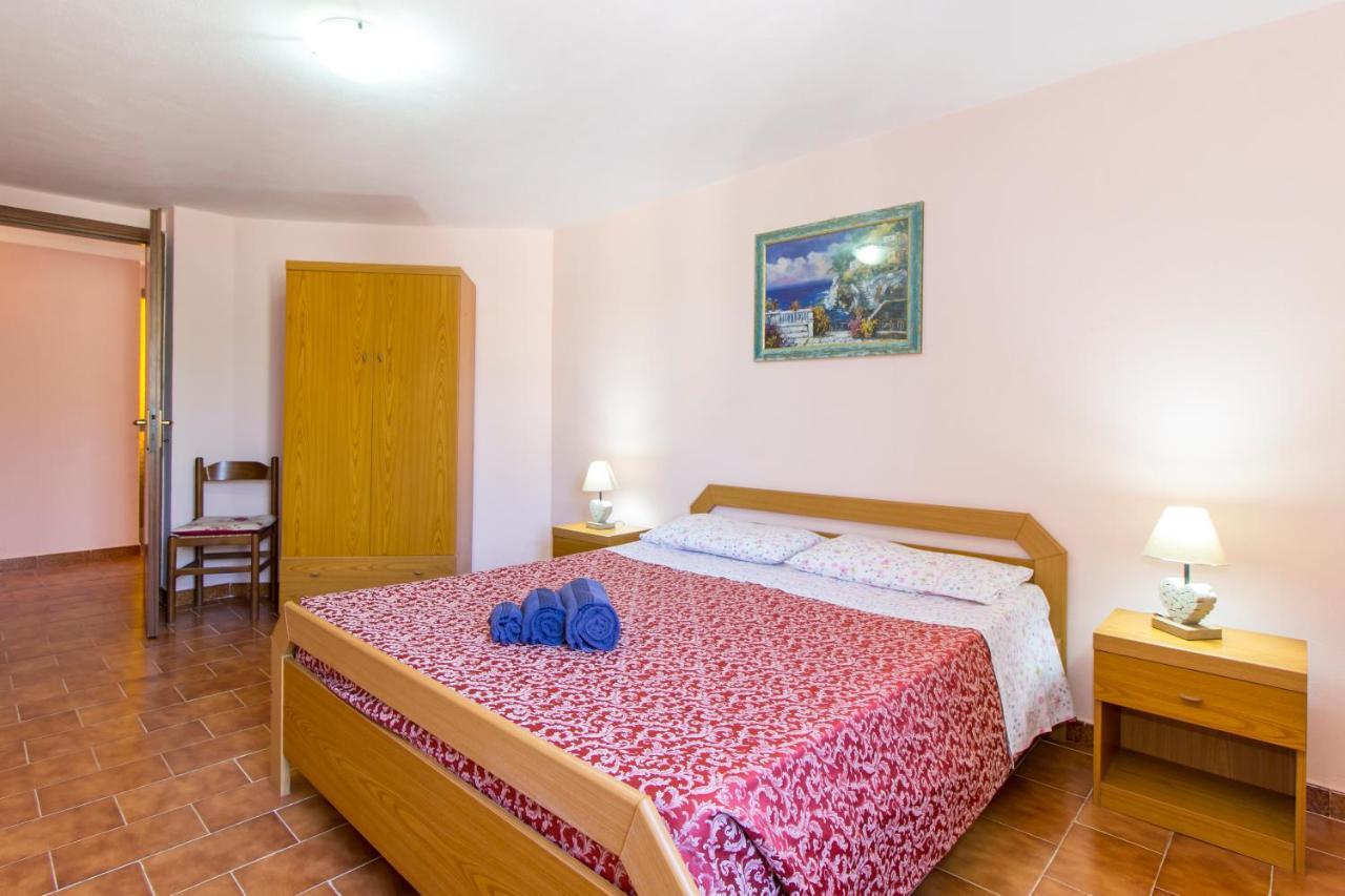 Appartamenti In Villa Con Ampio Giardino Esterno Posada  Extérieur photo