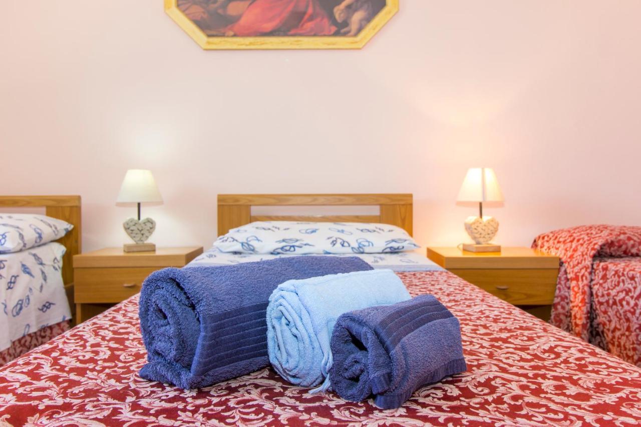 Appartamenti In Villa Con Ampio Giardino Esterno Posada  Extérieur photo