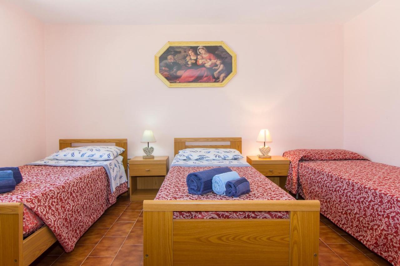 Appartamenti In Villa Con Ampio Giardino Esterno Posada  Extérieur photo