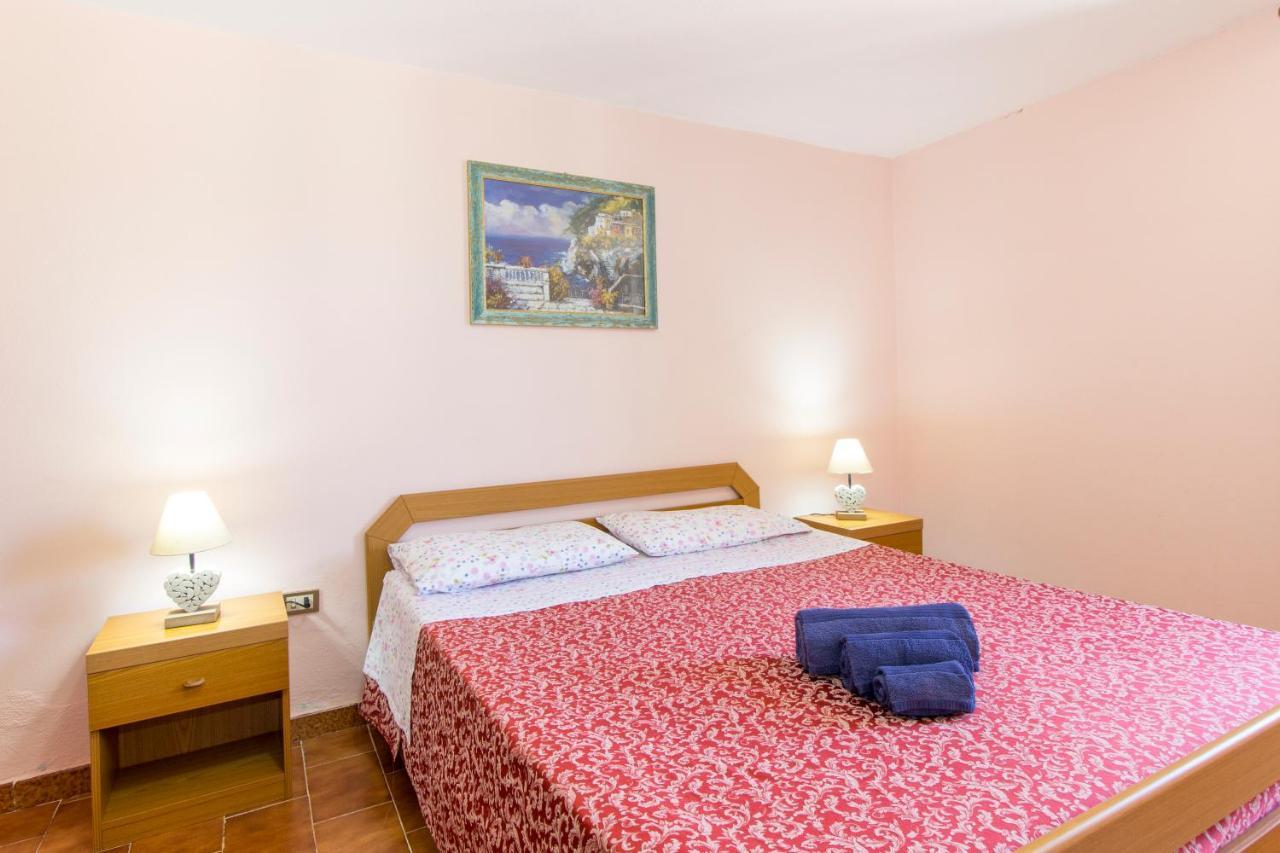 Appartamenti In Villa Con Ampio Giardino Esterno Posada  Extérieur photo