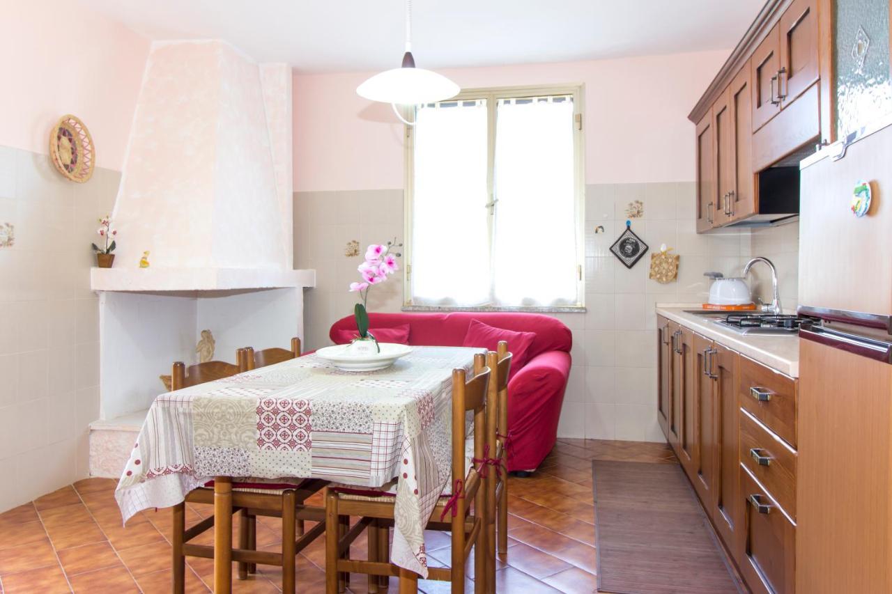 Appartamenti In Villa Con Ampio Giardino Esterno Posada  Extérieur photo