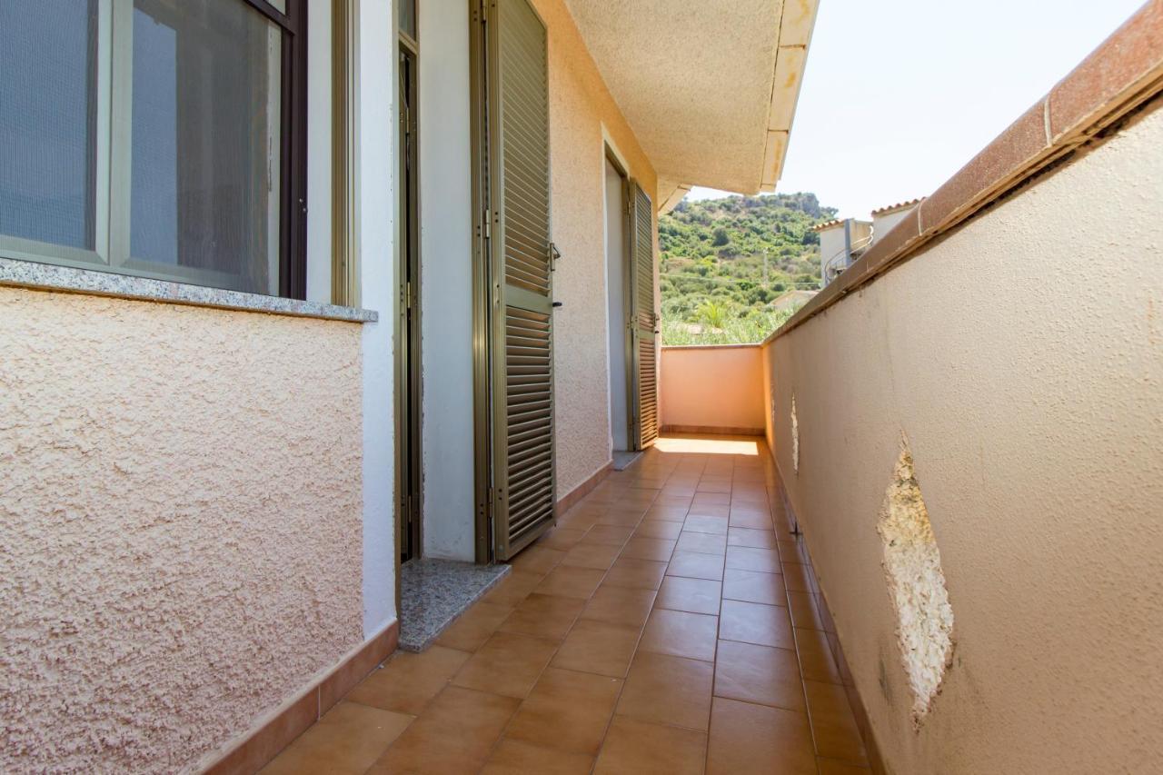 Appartamenti In Villa Con Ampio Giardino Esterno Posada  Extérieur photo