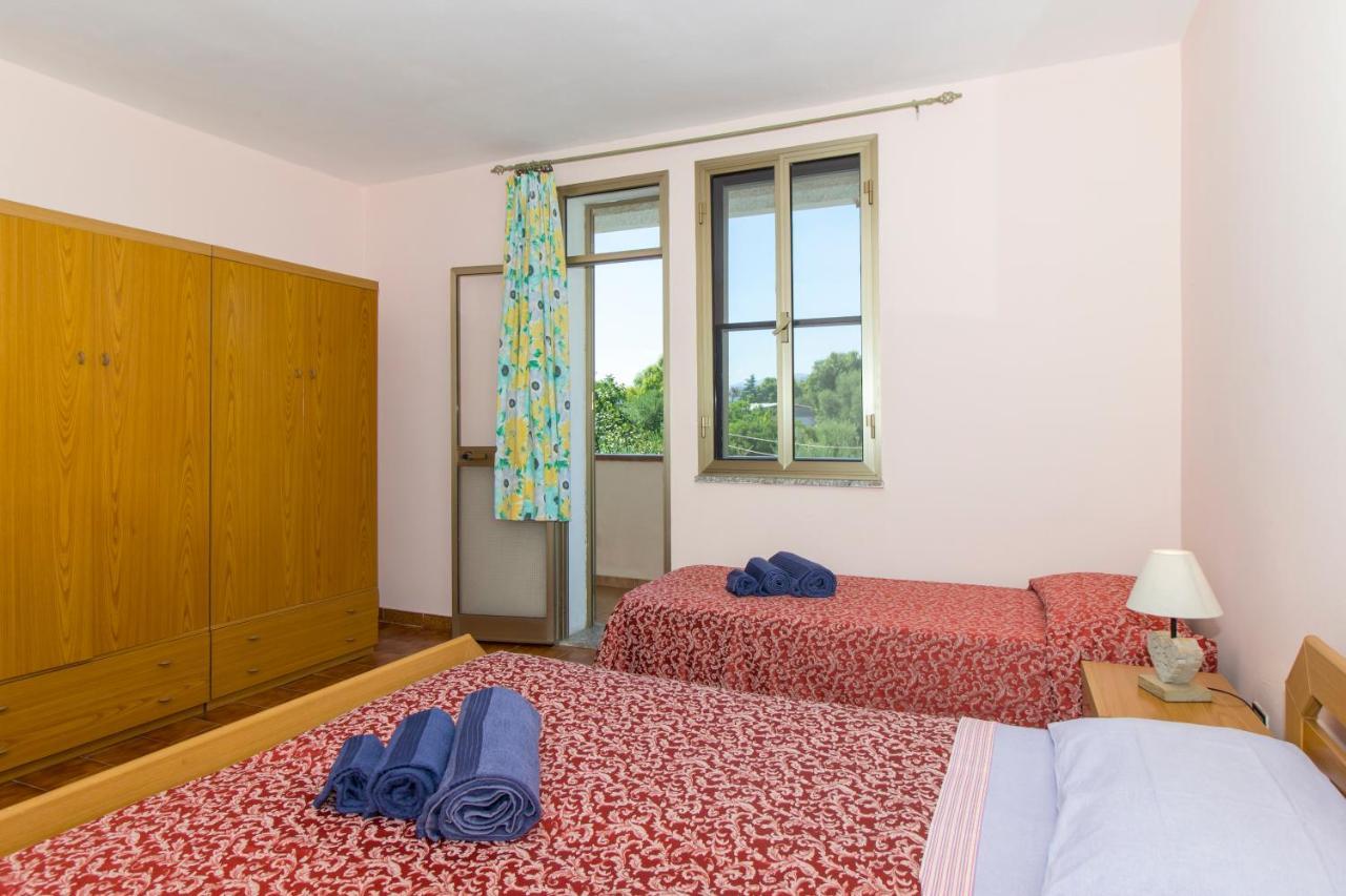 Appartamenti In Villa Con Ampio Giardino Esterno Posada  Extérieur photo