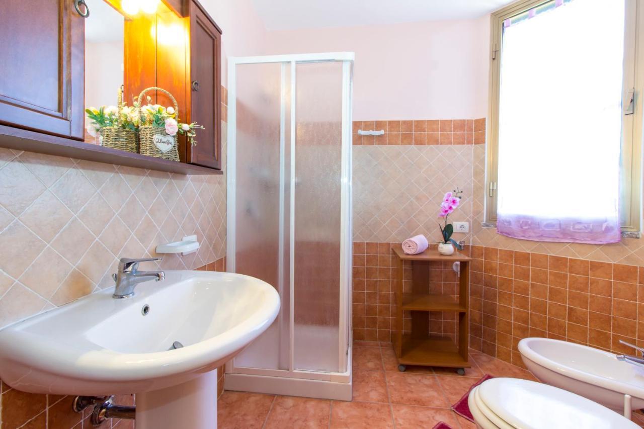 Appartamenti In Villa Con Ampio Giardino Esterno Posada  Extérieur photo