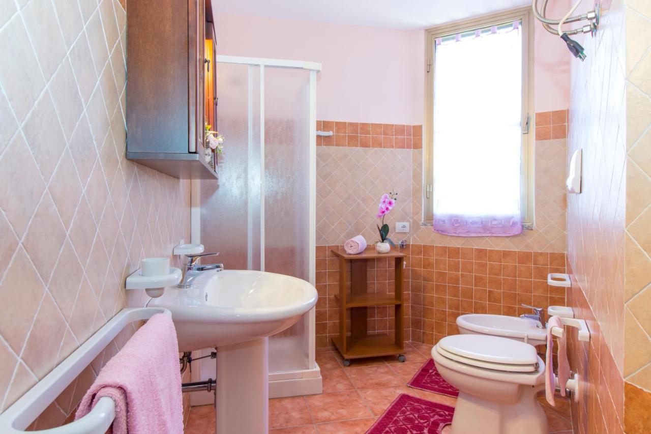 Appartamenti In Villa Con Ampio Giardino Esterno Posada  Extérieur photo