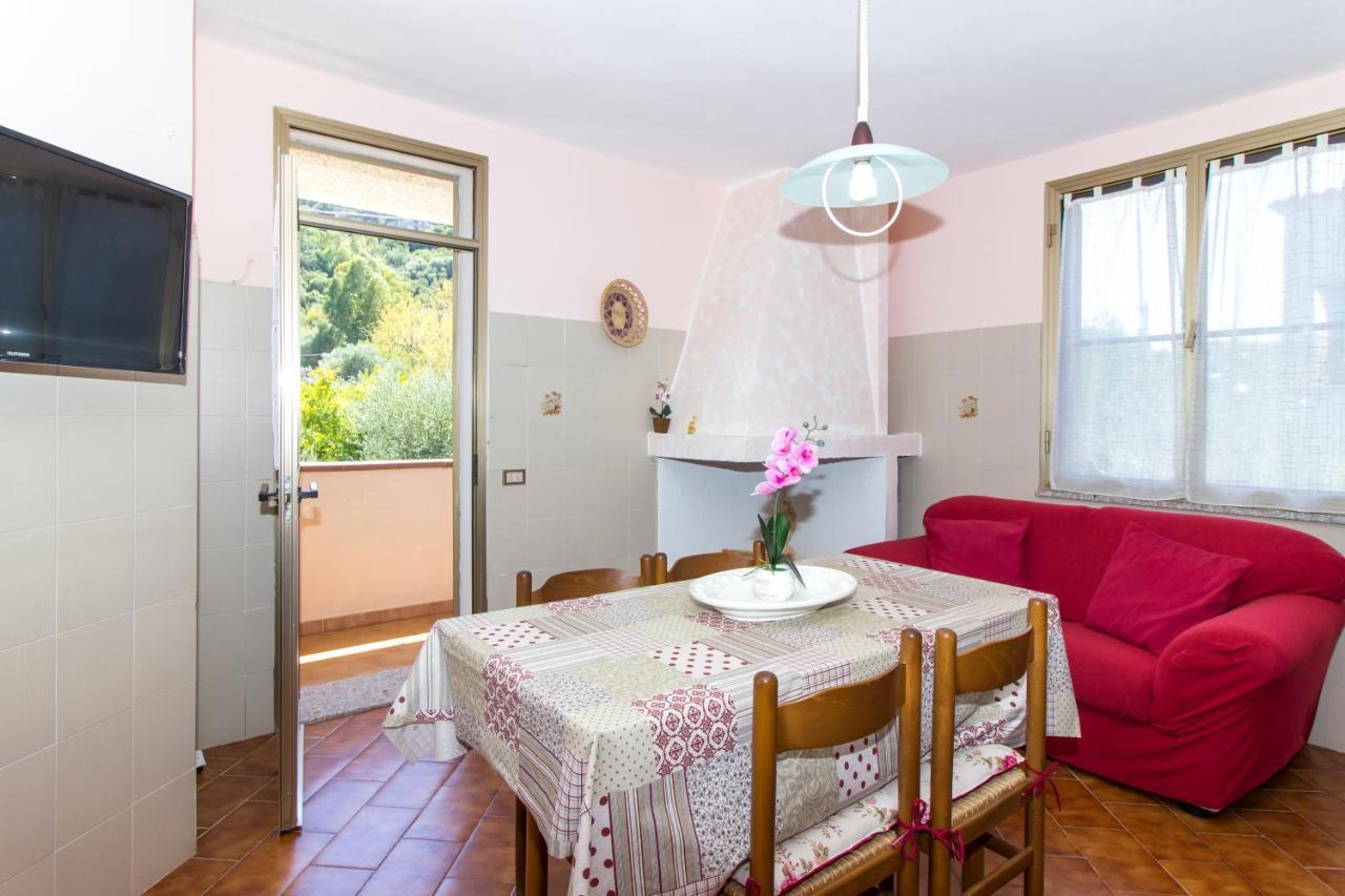 Appartamenti In Villa Con Ampio Giardino Esterno Posada  Extérieur photo