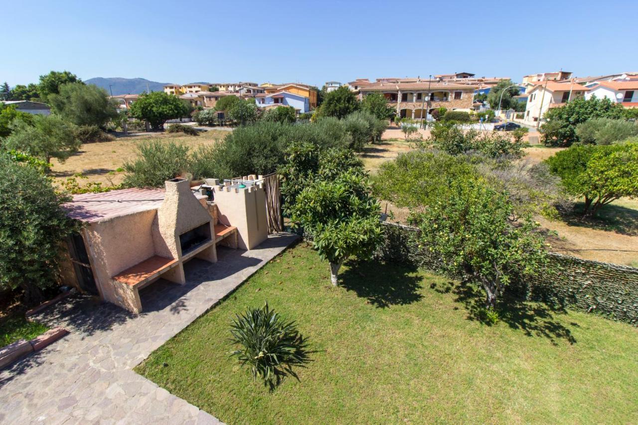 Appartamenti In Villa Con Ampio Giardino Esterno Posada  Extérieur photo