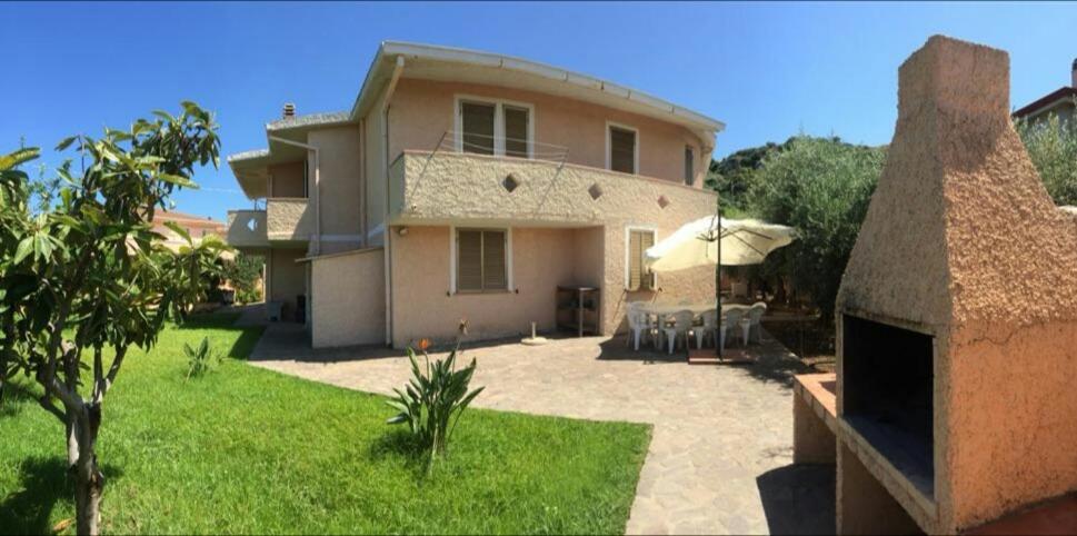 Appartamenti In Villa Con Ampio Giardino Esterno Posada  Extérieur photo