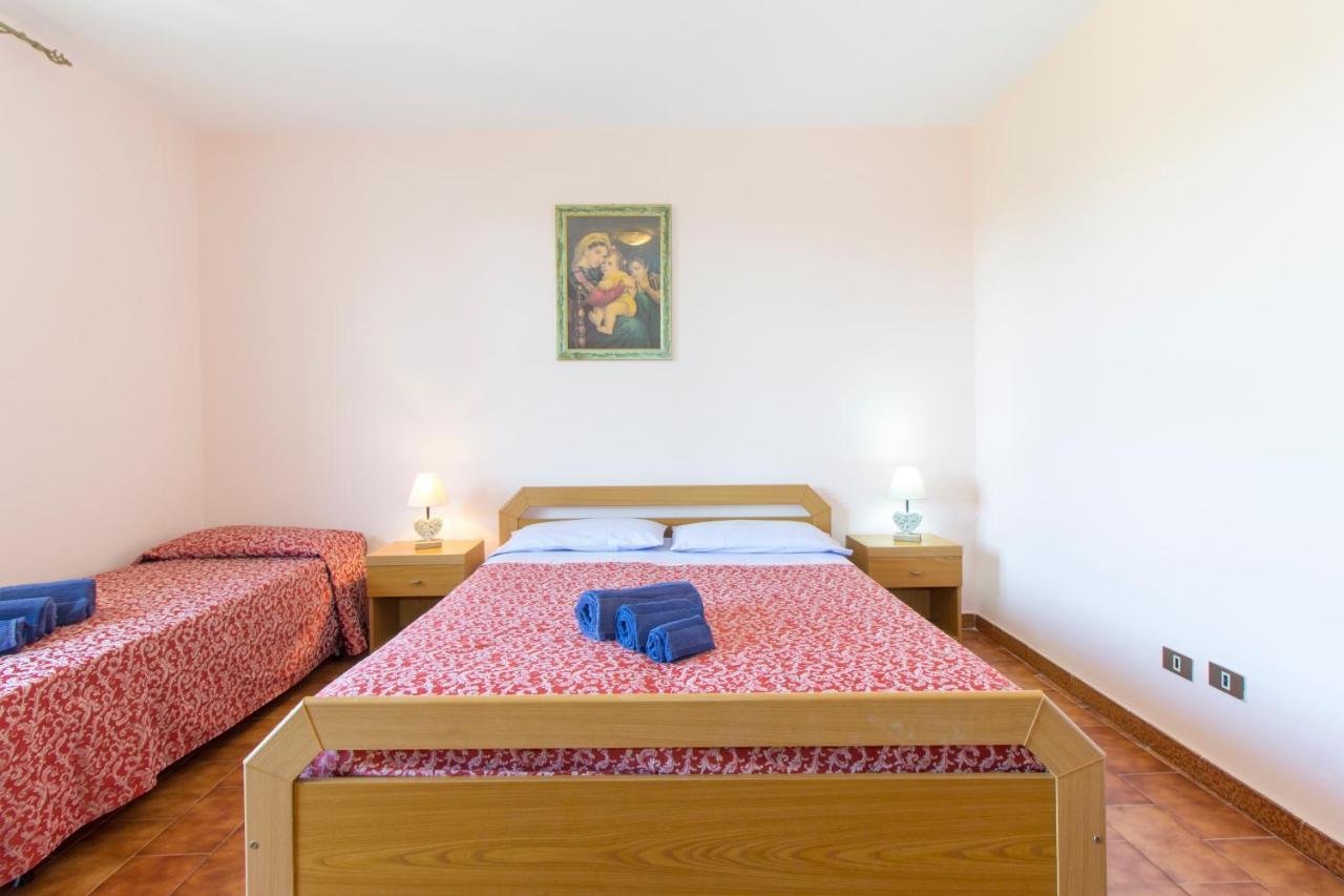 Appartamenti In Villa Con Ampio Giardino Esterno Posada  Extérieur photo