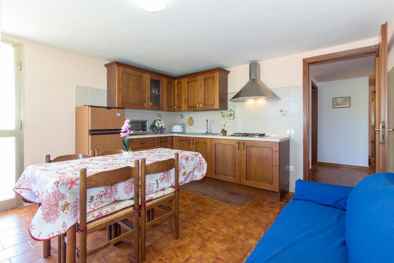Appartamenti In Villa Con Ampio Giardino Esterno Posada  Extérieur photo