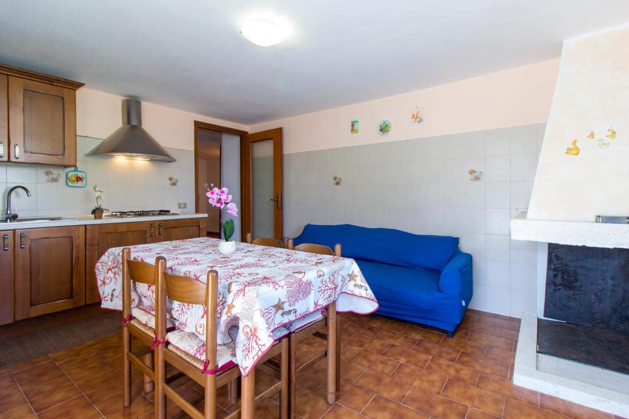 Appartamenti In Villa Con Ampio Giardino Esterno Posada  Extérieur photo