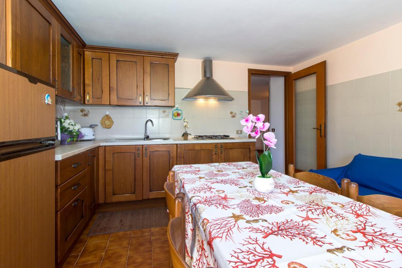 Appartamenti In Villa Con Ampio Giardino Esterno Posada  Extérieur photo