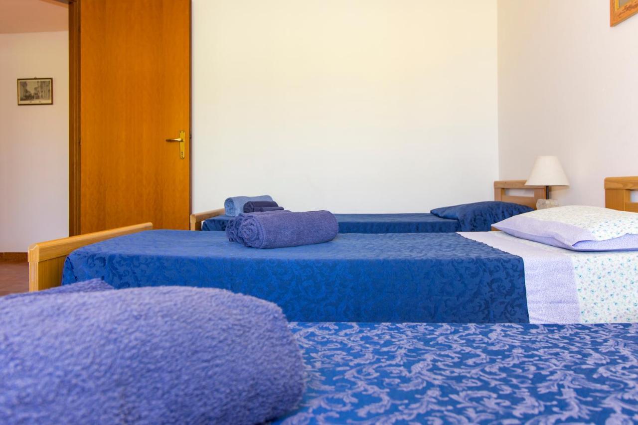 Appartamenti In Villa Con Ampio Giardino Esterno Posada  Extérieur photo