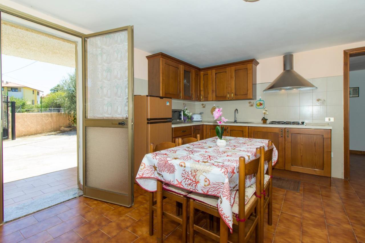 Appartamenti In Villa Con Ampio Giardino Esterno Posada  Extérieur photo