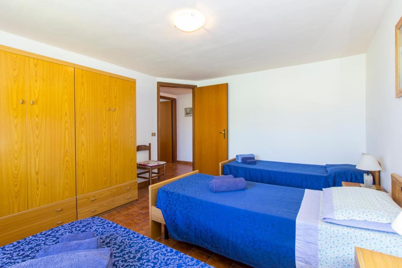 Appartamenti In Villa Con Ampio Giardino Esterno Posada  Extérieur photo