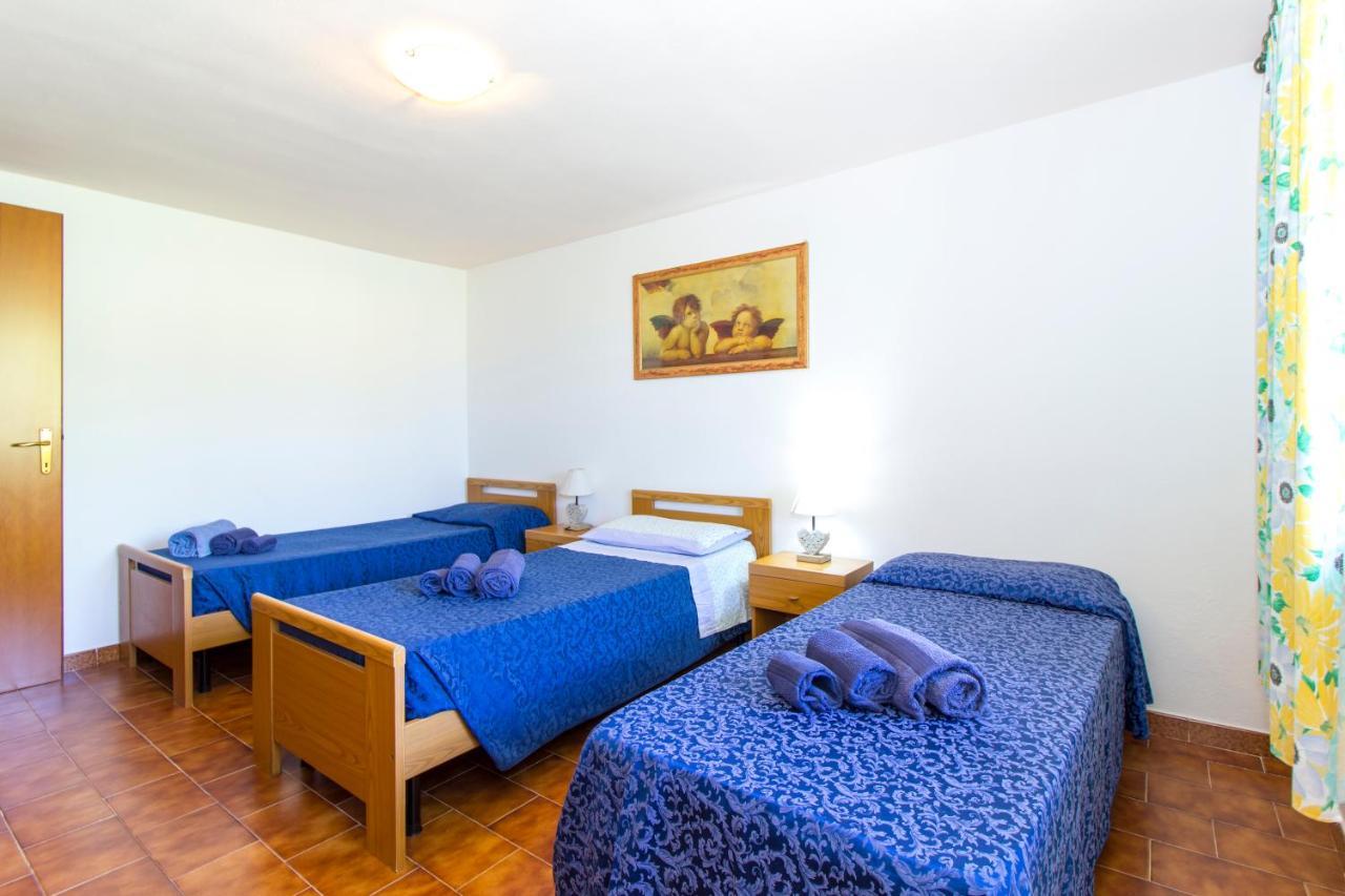 Appartamenti In Villa Con Ampio Giardino Esterno Posada  Extérieur photo