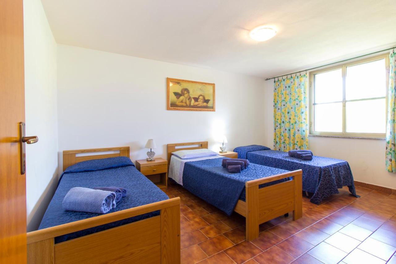 Appartamenti In Villa Con Ampio Giardino Esterno Posada  Extérieur photo