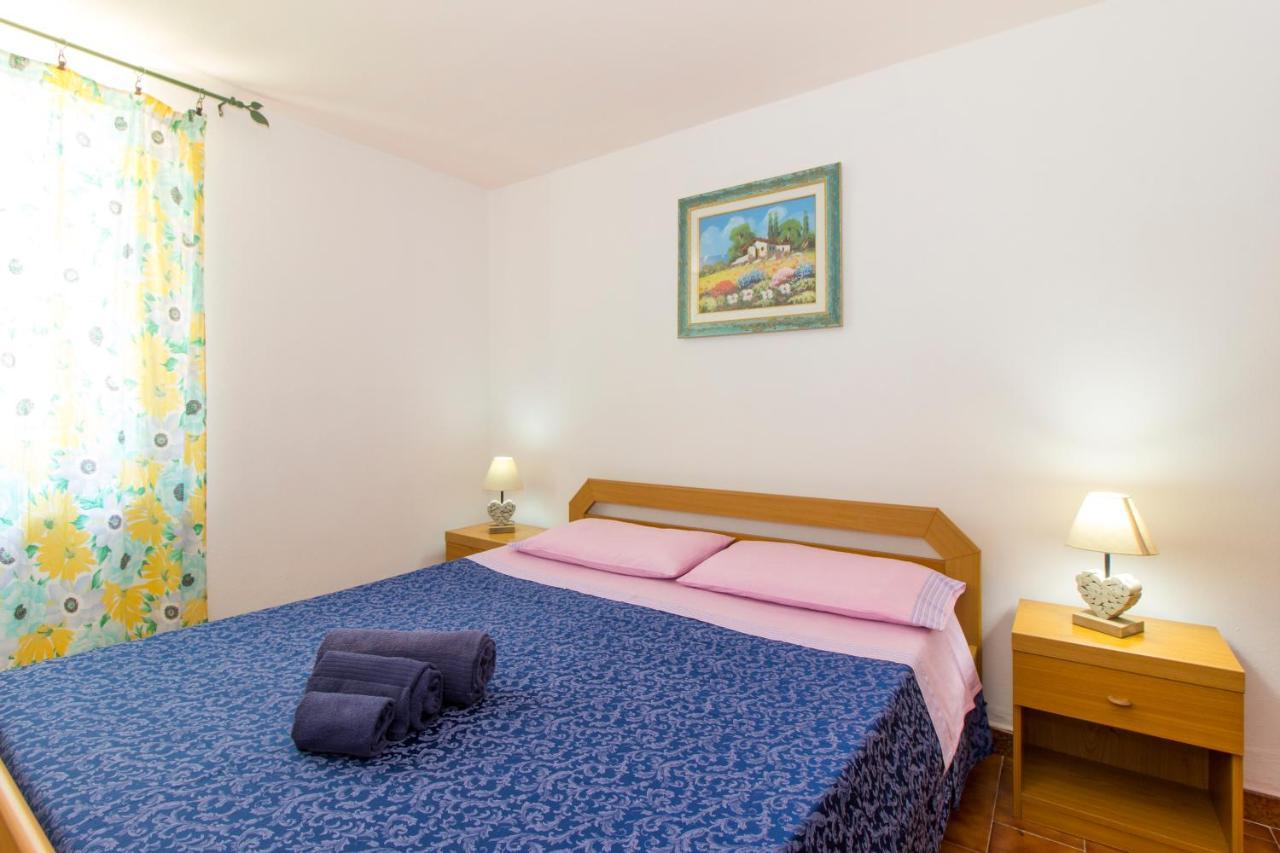 Appartamenti In Villa Con Ampio Giardino Esterno Posada  Extérieur photo